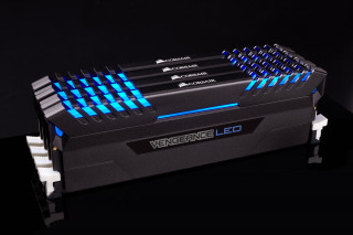 DDR4 32GB 3000MHz Corsair VENGEANCE LED C15 KIT4 - Blue Led PC